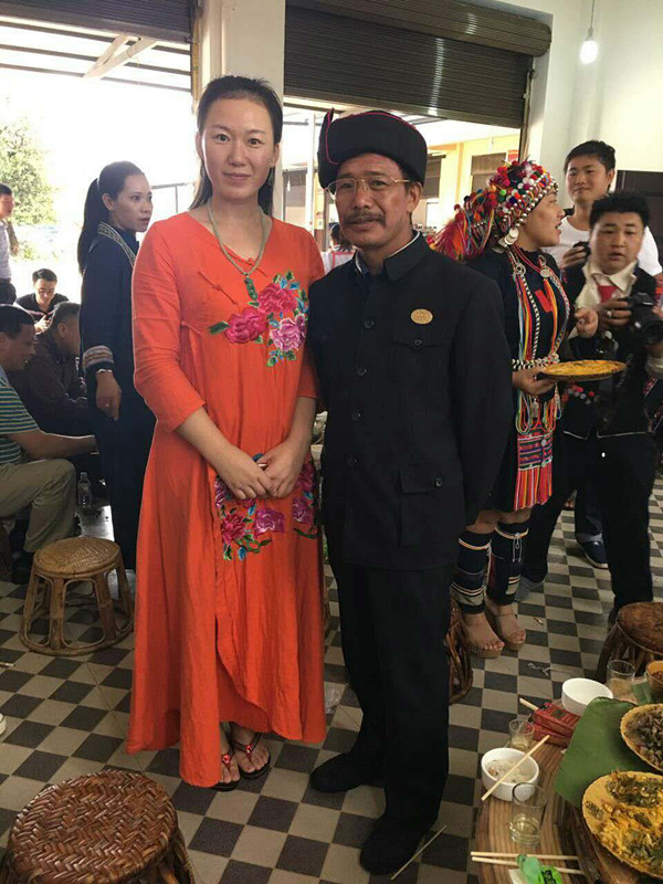 ▽潍坊真谛茶业有限公司负责人(左)与老班章王杨永平(右)